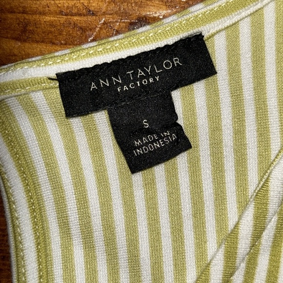 Ann Taylor very comfortable soft stretch sleeveless ruffle detail hem tank - Picture 3 of 4